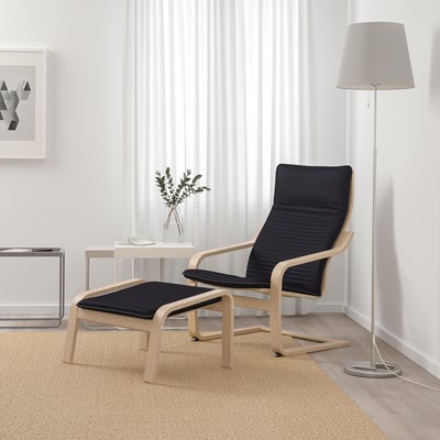 Schwarzer POÄNG Stuhl & Fußhocker; Juteteppich, Beistelltisch, Lampe, Art.