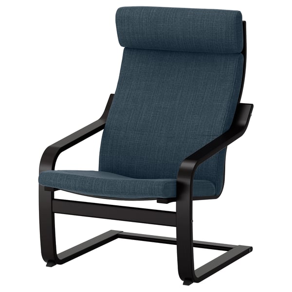 POÄNG Sessel: blauer Stoff, schwarzes Gestell, geschwungene Linien, bequeme Sitzfläche und Rückenlehne.