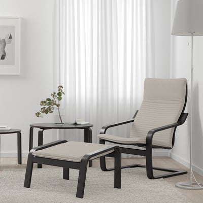 Minimalistisches Wohnzimmer mit POÄNG beigem Stuhl & Ottomane, schwarzem Couchtisch, Lampe. Einfache Einrichtung.