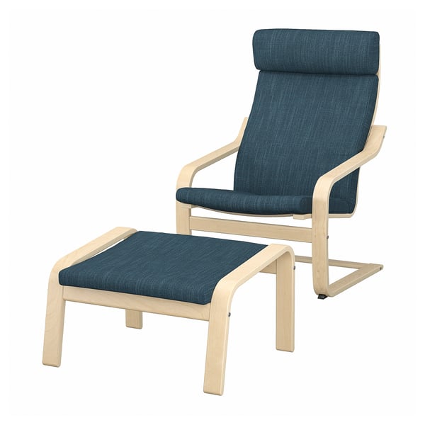 Moderner Relaxsessel mit passendem Fußhocker, hellem Holzgestell, dunkelblauen Kissen.