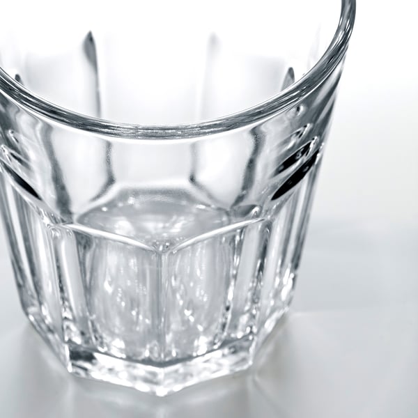 Glasbecher mit facettiertem Design und glattem Rand, leer, mit Langlebigkeit und Klarheit.