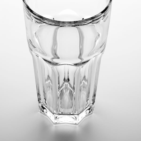 Klares, elegantes Glas mit strukturiertem Design, das Licht reflektiert. Robust und gut verarbeitet.