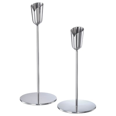 Zwei silberne Kerzenständer aus Metall mit runden Sockeln und trompetenförmigen Haltern. Schlankes, modernes Design. Ideal für die Dekoration.