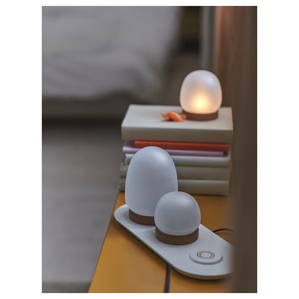 PRAKTSPIREA-Lampen: 3 weiße, flackernde batteriebetriebene Leuchten am Ladegerät, auf Büchern.