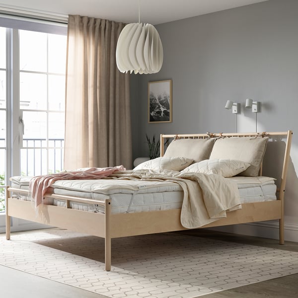 Modernes Schlafzimmer mit RÅDHUSVIN-Schutz, Pendelleuchte und großen Fenstern.
