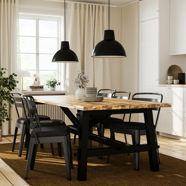 RAMSNÄS graues Esstischset. Stahlstuhl, gepolsterte Sitze, Holztisch, Pendelleuchten. Heller Raum.