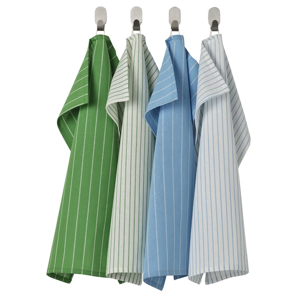 Vier bunte Handtücher hängen an Haken, gestreift in Grün, Grau, Blau und Hellblau, aus 100% Baumwolle, praktisch für den Küchengebrauch.