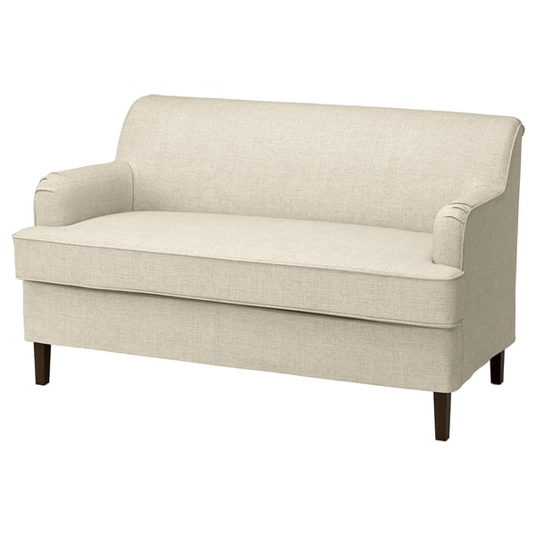 Rocksjøn beiges Sofa, kleine Größe, gerollte Armlehnen, neutraler Stoff, Holzbeine, schlichtes Design.