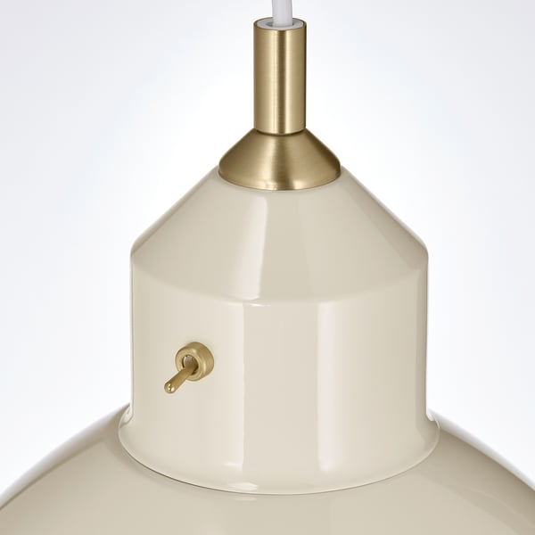 Moderne Pendelleuchte mit weißem Schirm und goldenen Details.