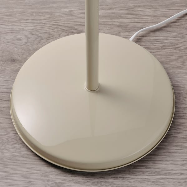 Sockel der modernen Lampe mit glatter, glatter Oberfläche auf Holzboden, sauberes und stilvolles Design.
