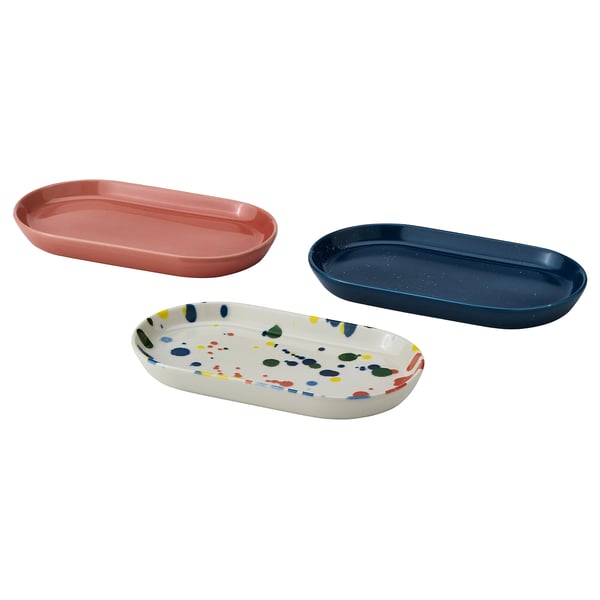 Drei bunte Servierplatten; rot, blau, mehrfarbig. Ovales Feinsteinzeug mit glasierter Oberfläche.