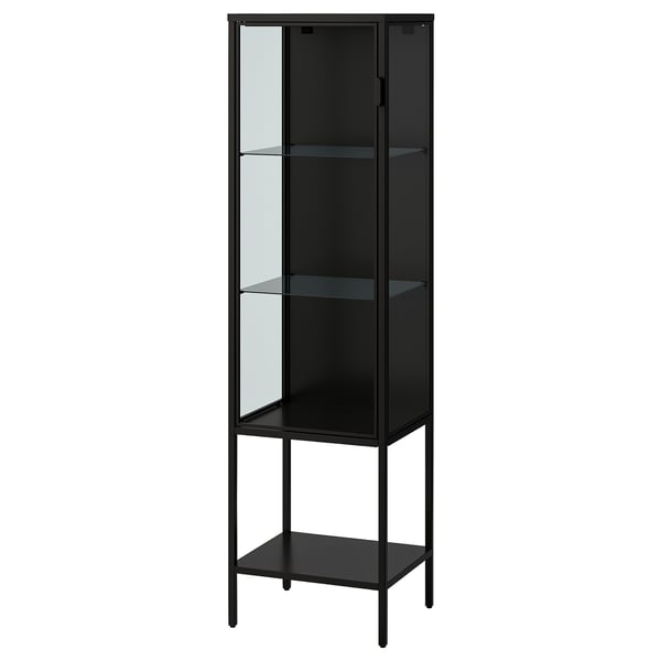 Eine schwarze RUDSTA-Vitrine mit Glastür und drei Glasböden, die auf weißem Grund steht.