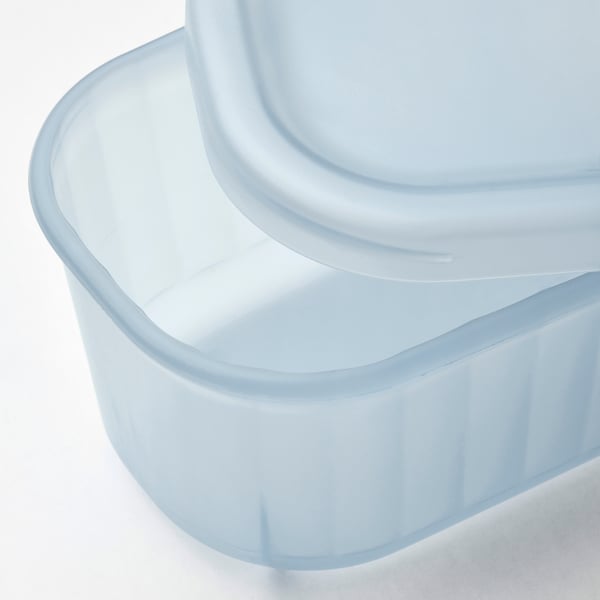 Transparente blaue Kunststoffbox mit Deckel, teilweise mattiert, zeigt Qualität und Design.