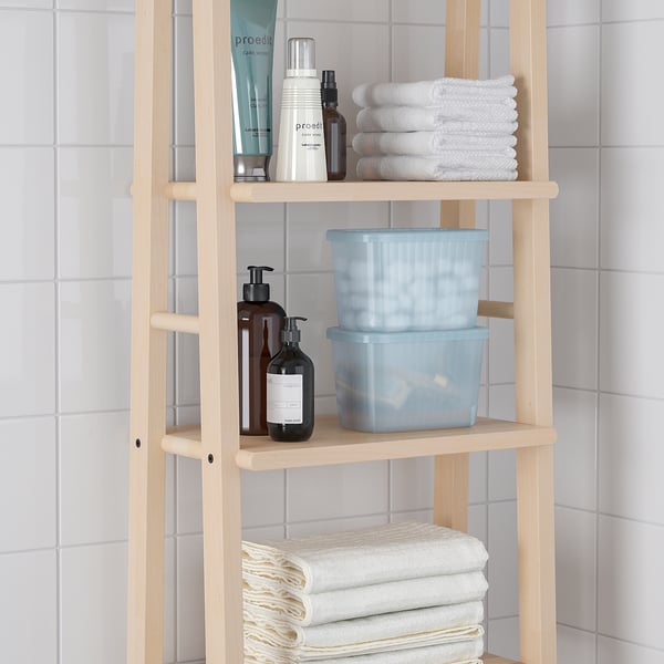 Badezimmerregal aus Holz mit blauen Boxen und Handtüchern. Hält Toilettenartikel und organisiert Gegenstände.