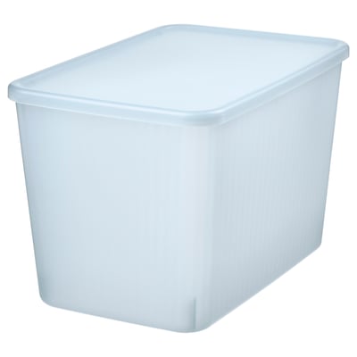 Eine hellblaue Aufbewahrungsbox aus Kunststoff. Er ist rechteckig mit Deckel und besteht zu 50 % aus recyceltem Material.