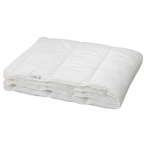 Weiße IKEA SÄFFEROT recycelte Polyester-Bettdecke, ordentlich gefaltet, sauberes Design.