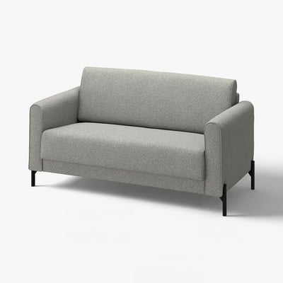 Ein graues SALTMYRAN-Sofa mit elegantem Design, schlanken Beinen und abgerundeten Armlehnen.
