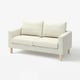 Zeigt ein hellgraues SALTSJÖBADEN Zweisitzer. Das Sofa hat ein minimalistisches Design mit Holzbeinen, gepolsterten Kissen und einer zehnjährigen Garantie.