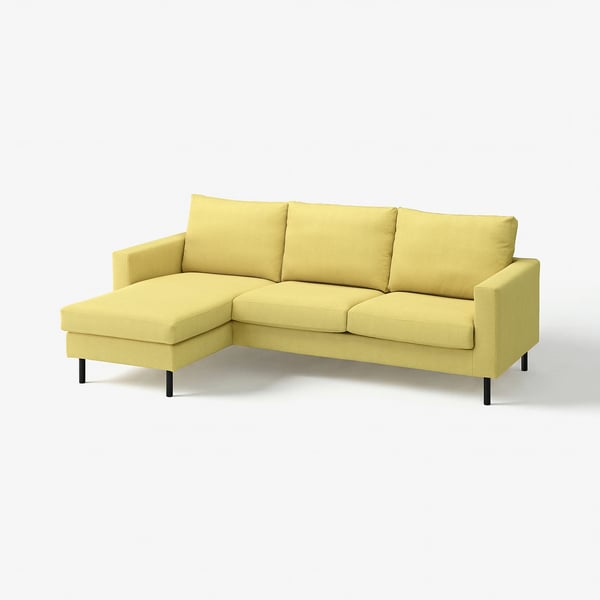 Ein leuchtend gelbes, L-förmiges Sofa mit klarem Design, Holzbeinen, weichen Kissen.