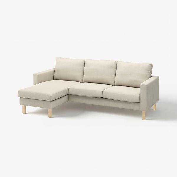 Modernes, beiges Ecksofa mit 3 Kissen, leichten Holzbeinen, sauberen Linien.