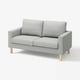 Hellgraues, recyceltes Polyester-Sofa mit Holzbeinen. Kompakt und modern.