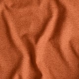 Weiche, gedämpfte braune Stofftextur aus nächster Nähe, glatt und gleichmäßig, was auf hochwertiges recyceltes Polyester hindeutet.