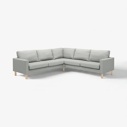 Ein modernes, graues, l-förmiges Sofa mit hellen Holzbeinen. Das Sofa besteht aus recyceltem Polyesterstoff und zeichnet sich durch ein schlankes und schlichtes Design aus.