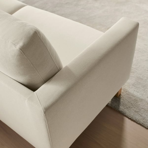 Nahaufnahme eines modernen, gut gepolsterten Sofas mit klaren Linien, das hochwertigen Stoff und langlebige Konstruktion zeigt.