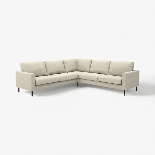 Modernes, beiges l-förmiges Ecksofa mit klarem, schlichtem Design und dunklen Holzbeinen.