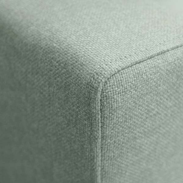 Nahaufnahme der SALTSJÖBADEN-Sofas mit weicher, gewebter Textur. Hochwertige Handwerkskunst zeigt sich in Nähten und Stoffen.