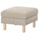 Der SALTSJÖBADEN-Fußhocker ist beige Polster mit Holzbeinen, rechteckiger Form, komfortables Design.