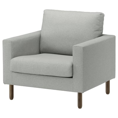 Ein grauer SALTSJÖBADEN-Sessel mit weichem Rückenlehne, quadratischer Form und robusten Holzbeinen. Mit recyceltem Polyesterstoff bezogen.
