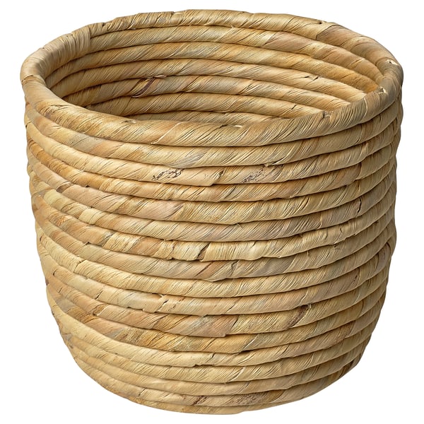 Ein SANDÖDLA-Blumentopf , rund und aus natürlichem Seggen- und Wasserhyazinth gewebt. Die rustikale Textur der Töpfe sorgt für Wärme und macht sie ideal für Zimmerpflanzen.