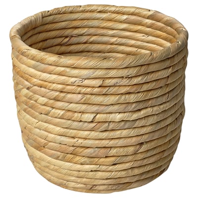 Ein SANDÖDLA-Blumentopf , rund und aus natürlichem Seggen- und Wasserhyazinth gewebt. Die rustikale Textur der Töpfe sorgt für Wärme und macht sie ideal für Zimmerpflanzen.