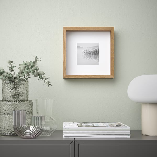Holzrahmen mit Naturfoto & Dekor auf Sideboard