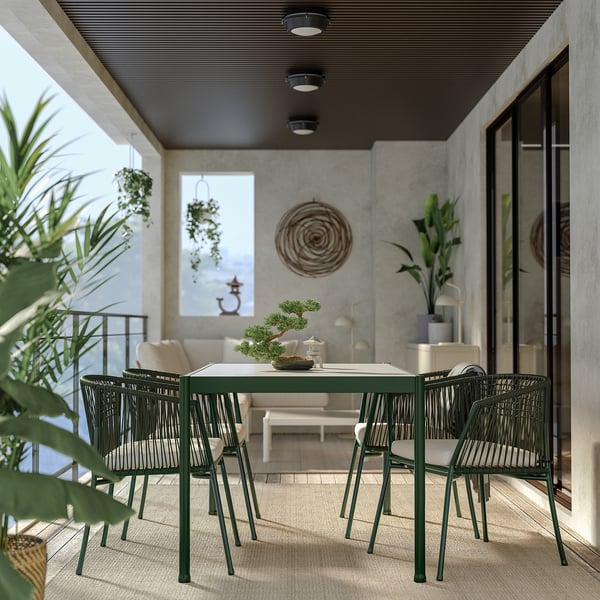 Modernes Esszimmer für den Außenbereich mit grünem pulverbeschichtetem Metalltisch und Stühlen, perfekt für Balkone.