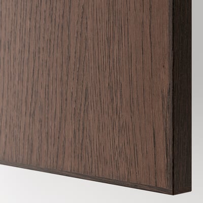 Küchenschrankdetail aus dunklem Holz mit glatter, polierter Oberfläche und feiner Körnung.