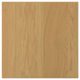 Eine quadratische SINARP Holzplatte in natürlicher Eichenfarbe. Er ist aus Eichenfurnier mit einer massiven Eichenkante gefertigt. Das Design ist einfach und unkompliziert.