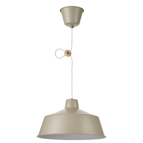 Eine SJÖMAKT Pendelleuchte, cremefarben, mit Metallschirm und Holzversteller.