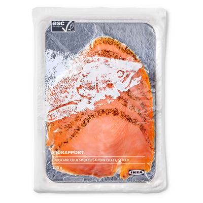 Eine Packung kaltgeräucherte Lachsfilets von SJÖRAPPORT, vakuumversiegelt, mit sichtbaren Lachsscheiben, mit einem Gewicht von 200 g. Marke: IKEA.
