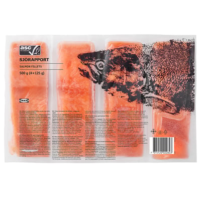 Durchsichtige Plastiktüte mit gefrorenen Lachsfilets der Marke ikeas SJÖRAPPORT mit Verpackung mit Produktname, Branding und Beschreibung.