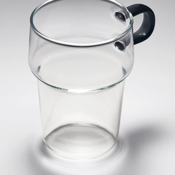 Klarglasbecher mit stabilem Henkel; schlankes, modernes Design; Transparent und robust.