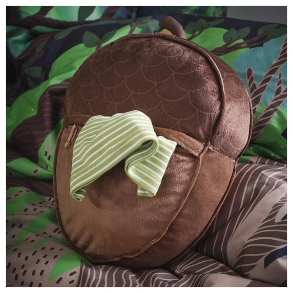Plüschiges Eichelkissen mit Reißverschlussfach für kleine Gegenstände. Entwickelt für Kinder, gefüllt mit recyceltem Polyester für Komfort und Halt.