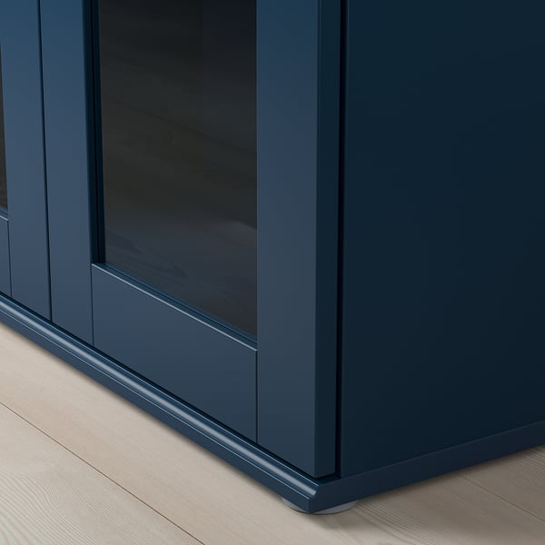 Dunkelblauer SKRUVBY-Schrank mit Glastür; Klare Linien, robuste Bauweise.