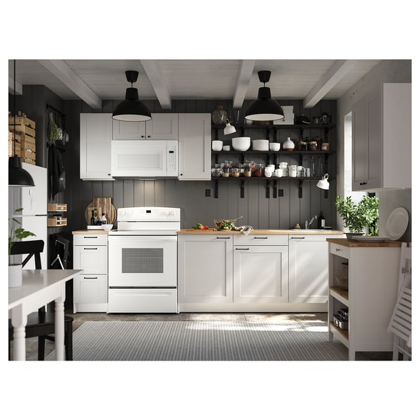 Moderne Küche mit weißen Schränken, schwarzen Pendelleuchten und schwarz-weiß karierter Backofentür.
