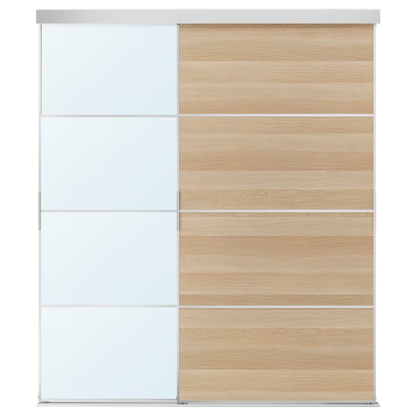 SKYTTA Schiebetürsystem mit hellem Holz und Glasscheiben. Modernes, minimalistisches Design mit Aluminiumrahmen.