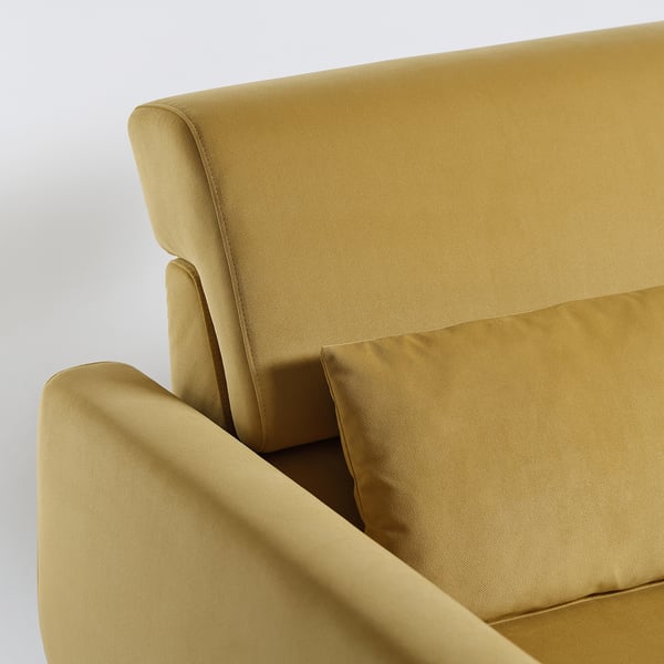 Modernes goldenes Sofa mit weichen Kissen, gut verarbeitete Polsterung. Bequeme, hohe Rückenlehne.
