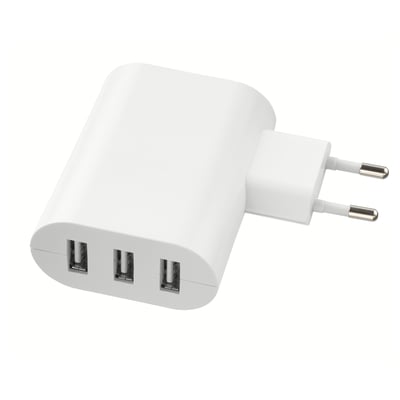 Ein weißer USB-Ladestecker mit drei Anschlüssen, kompakt und rechteckig mit drei USB-Anschlüssen.