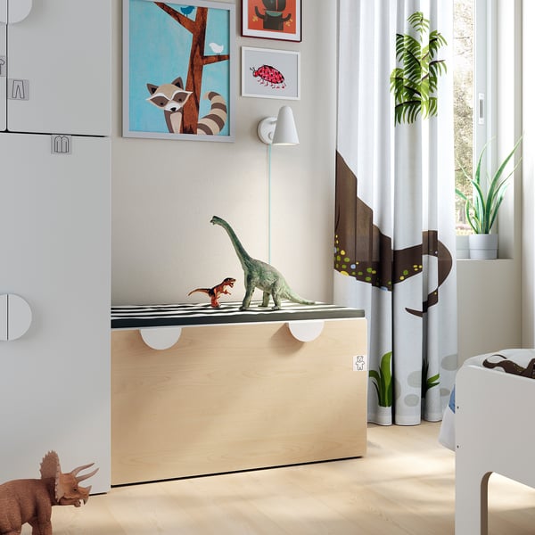 Kinderzimmer mit SMÅSTAD Spielzeugbank, weiß. Dinosaurierspielzeug, Kunstdrucke, heller Holzboden, Pflanzen.