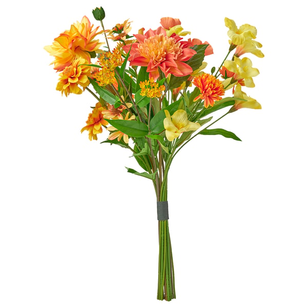 SMYCKA-Strauß: leuchtend orange-gelbe Blüten, grüne Blätter, recycelte Materialien.